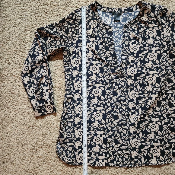 Ann Taylor petite v-neck floral blouse Size SP Colors black tan and white - Picture 7 of 13